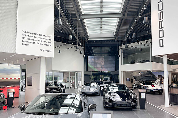 SAKRET-Referenzen-Porsche-Zentrum-Regensburg-Zwischenbild-Showroom.jpg  